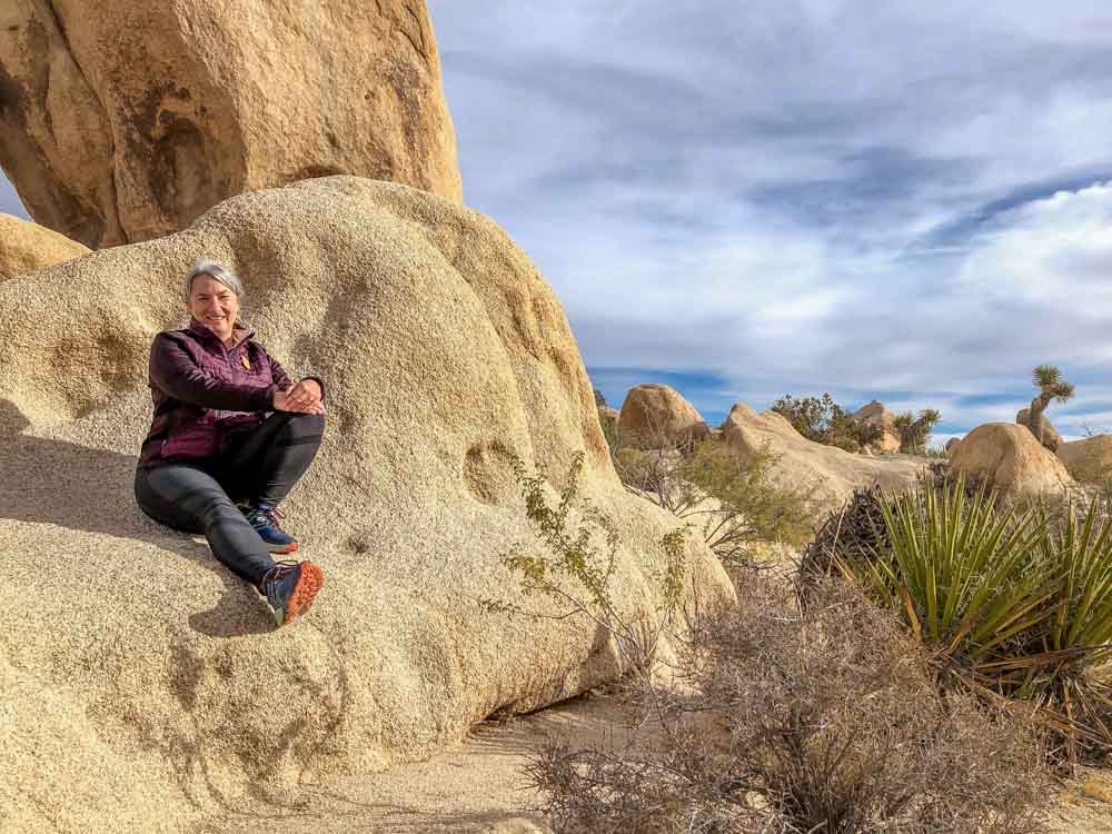 Hiking in Joshua Tree national park, arch rock