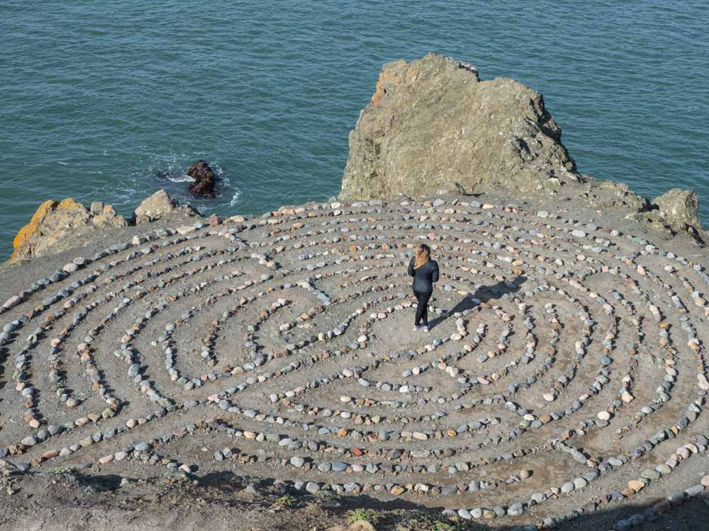 Hidden things to see in San Francisco: Labyrinth in Lands End. Woman standing in the middle