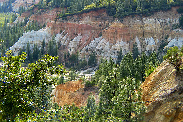 Malakoff Diggins state park terrain red cliffs and trees