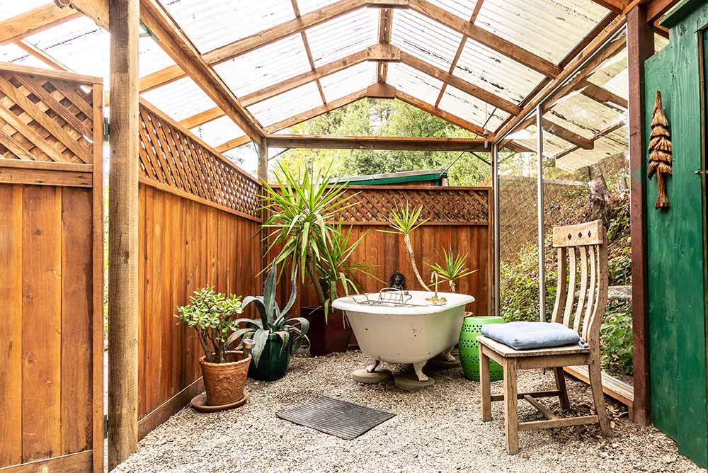 Santa Cruz tree house rental with outdoor bathtub