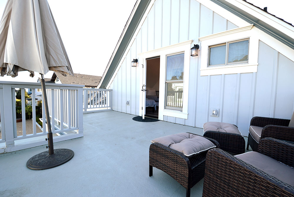 Airbnb near Santa Cruz Beach Boardwalk- outdoor deck