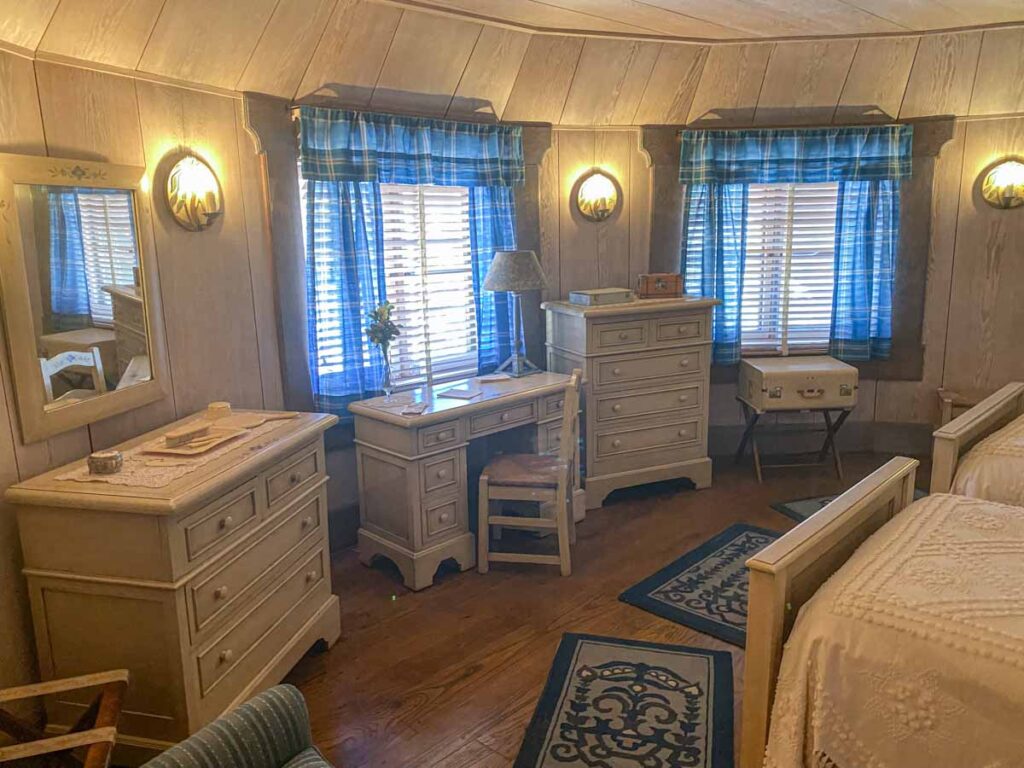 Vikingsholm guest room with beds dresser and desk